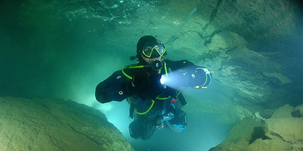 Testing-the-OrcaTorch-ZD710-Beam-Angle-Adjustable-Dive-Light OrcaTorch Dive Lights